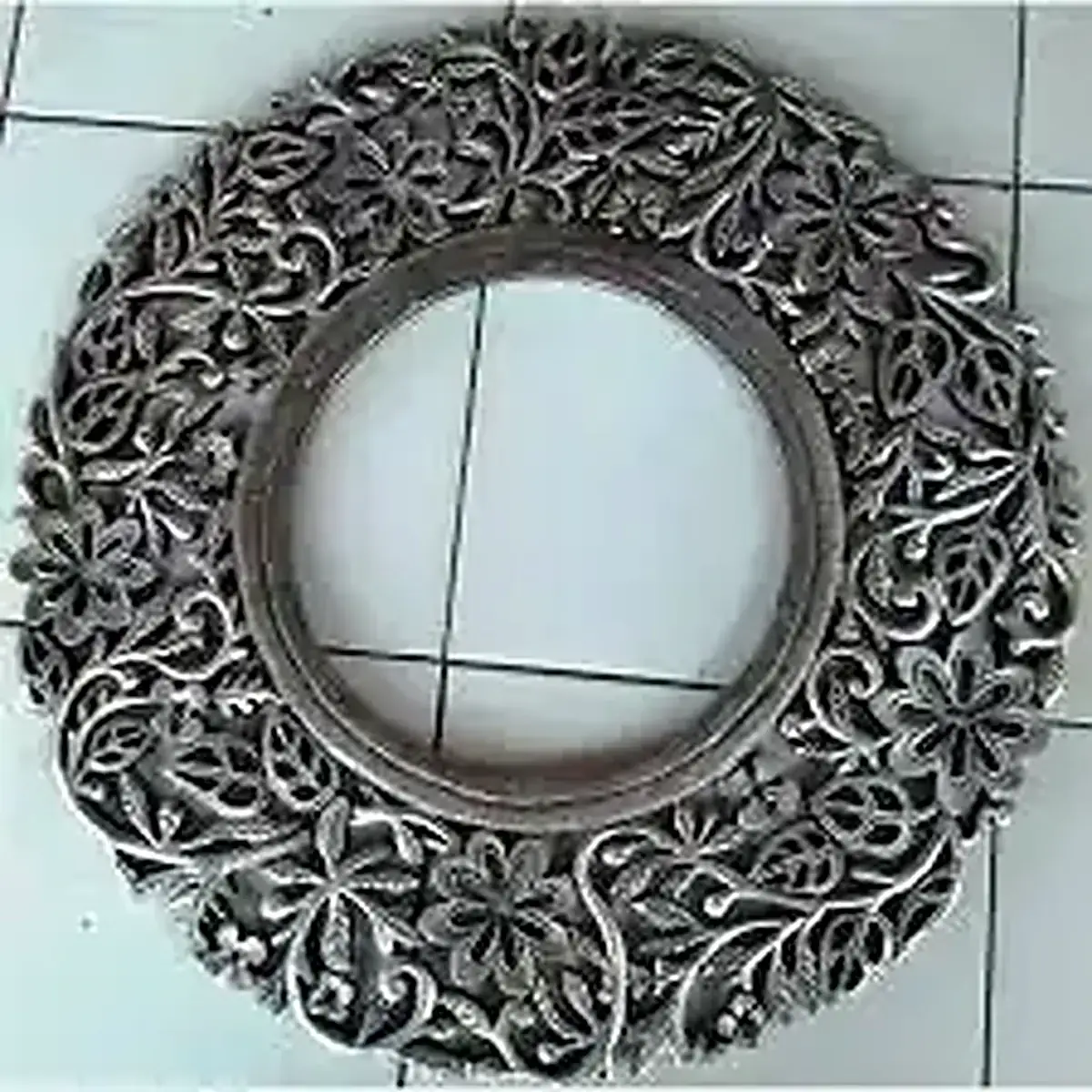 Cermin dekoratif dengan bingkai MDF hasil cutting